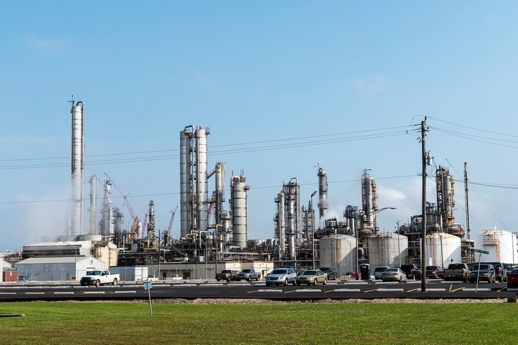 Oil refinery with distillation towers